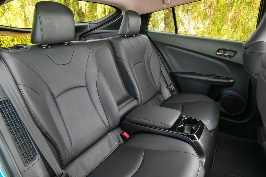 Интерьер Toyota Prius Prime 2016 года  (NA) (фото 4 из 55)